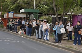 Pasajeros sufren las reguladas, mientras sigue latente la amenaza de paro de los choferes.