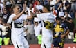 El argentino Juan Alfaro (i) y el paraguayo Iván Leguizamón, futbolistas de Olimpia, celebran un gol en el partido frente a Sportivo Trinidense por la tercera fecha del torneo Apertura 2026 de la Primera División de Paraguay en el estadio Defensores del Chaco, en Asunción, Paraguay.