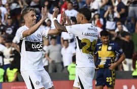 El argentino Juan Alfaro (i) y el paraguayo Iván Leguizamón, futbolistas de Olimpia, celebran un gol en el partido frente a Sportivo Trinidense por la tercera fecha del torneo Apertura 2026 de la Primera División de Paraguay en el estadio Defensores del Chaco, en Asunción, Paraguay.