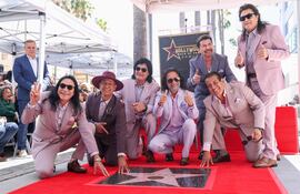 "Los Bukis": José Javier Solís, Eusebio "Chivo" Cortés, Roberto Guadarrama, Marco Antonio Solís, Joel Solís, Pedro Sánchez, José "Pepe" Guadarrama y Gabriel "Fluffy" Iglesias posan durante su ceremonia de entrega de estrellas en el Paseo de la Fama de Hollywood.
