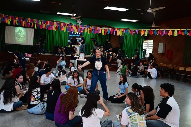 Colorida Pascua Joven de la Iglesia San Cristóbal, con la participación de 50 feligreses y 20 coordinadores pastorales.