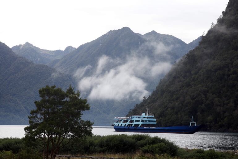 Un transbordador transita por el Fiordo Reñihué al interior del Parque Nacional Pumalín Douglas Tompkins.