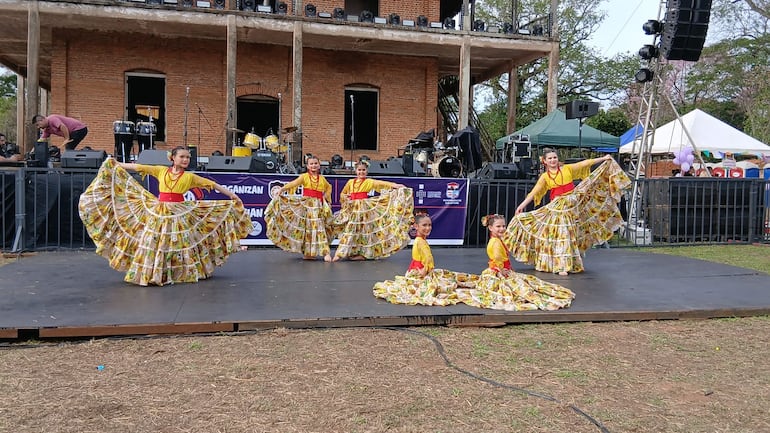 Bailarinas y artistas participaron de la actividad que se convirtió en un atractivo turístico.