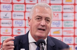 El argentino Gustavo Alfaro, seleccionador de Paraguay, en la conferencia de prensa posterior a la victoria de la selección paraguaya en un partido frente a Colombia por la Fecha FIFA en el estadio Sports Illustrated, en RB New Jersey, Estados Unidos.