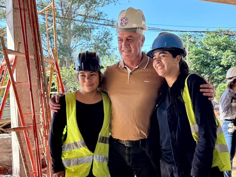 El seleccionador albirrojo, Gustavo Alfaro durante su presencia en el Centro de Alto Rendimiento de Ypané observando el avance de las obras.