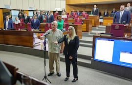 La senadora suplente Lucía Mendoza, de Cruzada Nacional ya tomó juramento el 16 de septiembre del año pasado. Reemplazó a Javier "Chaqueñito" Vera por dos meses, mientras estuvo suspendido.