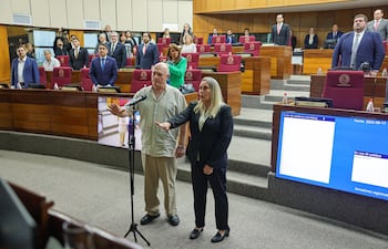 La senadora suplente Lucía Mendoza, de Cruzada Nacional ya tomó juramento el 16 de septiembre del año pasado. Reemplazó a Javier "Chaqueñito" Vera por dos meses, mientras estuvo suspendido.