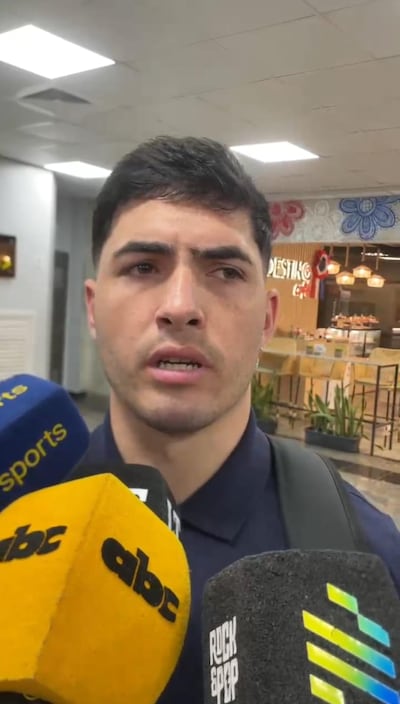 El extremo argentino, Ignacio Aliseda abordado por los medios de comunicación tras la llagada del plantel de Cerro Porteño al Aeropuerto Internacional Silvio Pettirossi.