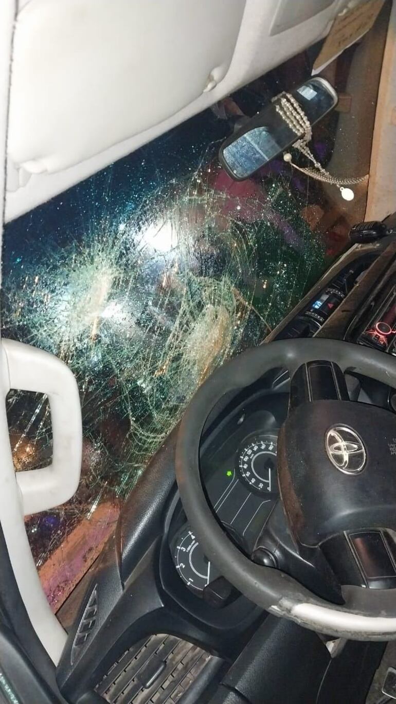 Así quedó la patrullera policial desde adentro tras el brutal ataque. (fuente Twitter).