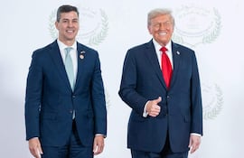 El presidente de Paraguay,Santiago Peña (i), posando junto al presidente de Estados Unidos, Donald Trump (D) durante la ceremonia de saludos de la Cumbre de Paz de Gaza en Sharm El-Sheikh (Egipto), realizada en octubre del año pasado.