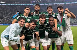 Ocho jugadores de Palmeiras, entre ellos Gustavo Gómez, celebran con camisetas verde y blanca en el campo de juego.
