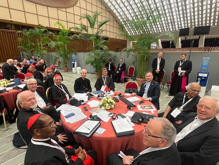 El cardenal paraguayo Adalberto Martínez comparte con purpurados de otros países en el marco del Consitorio Extraordinario que tiene lugar en el Vaticano.