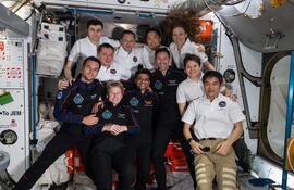 Fotografía del 26 de junio de 2025 cedida por la NASA donde aparecen las tripulaciones de la misión Axiom 4 (Ax-4) y la Expedición 73 (de izq. a dcha.) los miembros de la Ax-4, Tibor Kapu, Peggy Whitson, Shubhanshu Shukla y Slawosz Uznanski-Wisniewski, y los miembros de la Expedición 73, Anne McClain, Tayuka Onishi, (atrás) Alexey Zubritskiy, Kirill Peskov, Sergey Ryzhikov, Jonny Kim y Nichole Ayers, posando para una foto colectiva.