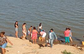 Las vecinas llevan agua del río, ante la ausencia de la ESSAP u otros organismos estatales que les garanticen agua potable.