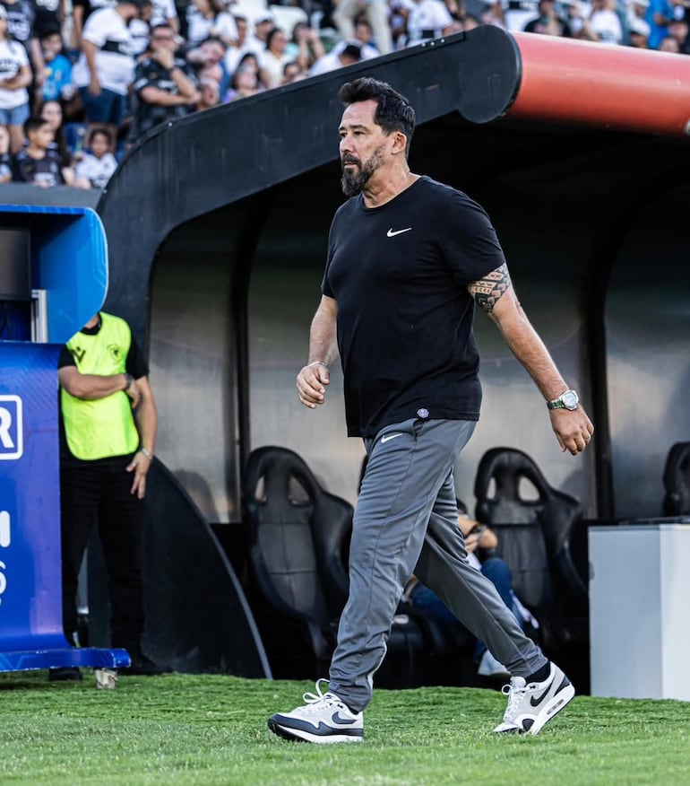 Pablo "Vitamina" Sánchez, entrenador de Olimpia durante el partido del franjeado ante el Sportivo 2 de Mayo. (Foto: @elClubOlimpia)