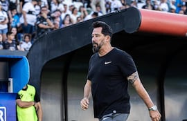 Pablo "Vitamina" Sánchez, entrenador de Olimpia durante el partido del franjeado ante el Sportivo 2 de Mayo. (Foto: @elClubOlimpia)