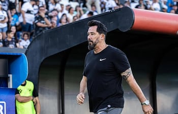 Pablo "Vitamina" Sánchez, entrenador de Olimpia durante el partido del franjeado ante el Sportivo 2 de Mayo. (Foto: @elClubOlimpia)