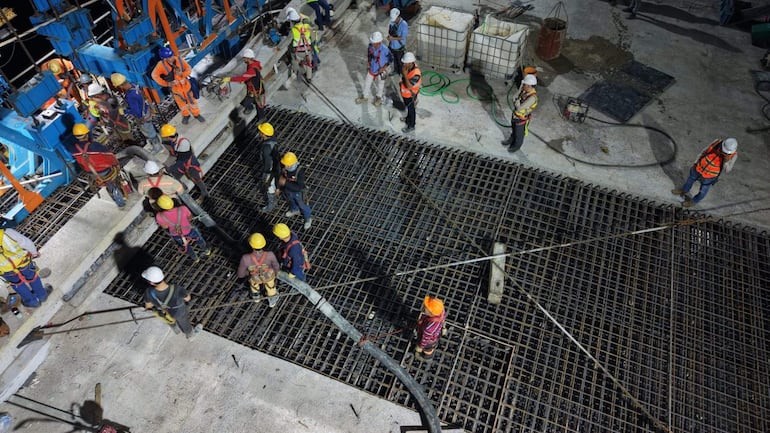 Trabajadores complentando la carga de hormigon en la noche del miercoles