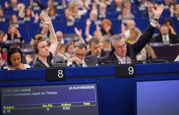 Miembros del Parlamento Europeo durante una sesión hoy.