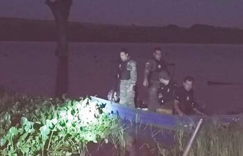 La embarcación en la que estaban los cuatro policías y un civil con la carga de droga. La foto fue tomada por los marinos.