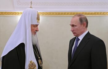 El patriarca de la iglesia ortodoxa rusa, Kiril; y el presidente de Rusia, Vladimir Putin. (archivo)