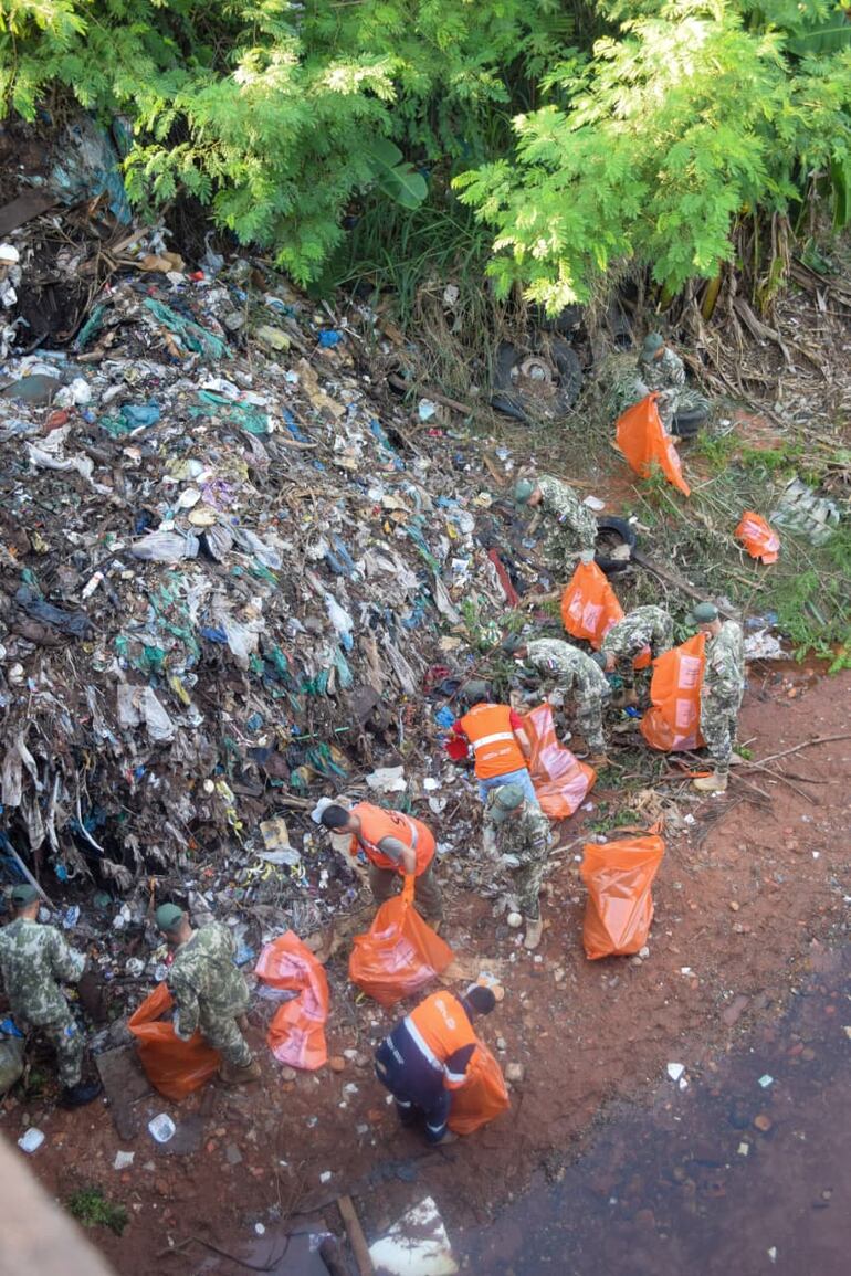 Militares trabajando en zonas afectadas por las intensa lluvias del lunes en Villa Elisa.