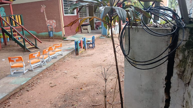 Sistema eléctrico al descubierto junto al parque de los niños de la escuela Mauricio José Troche