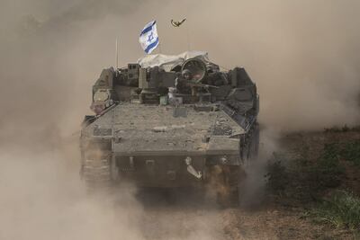 Un tanque israelí cerca de la frontera con la Franja de Gaza, el lunes.