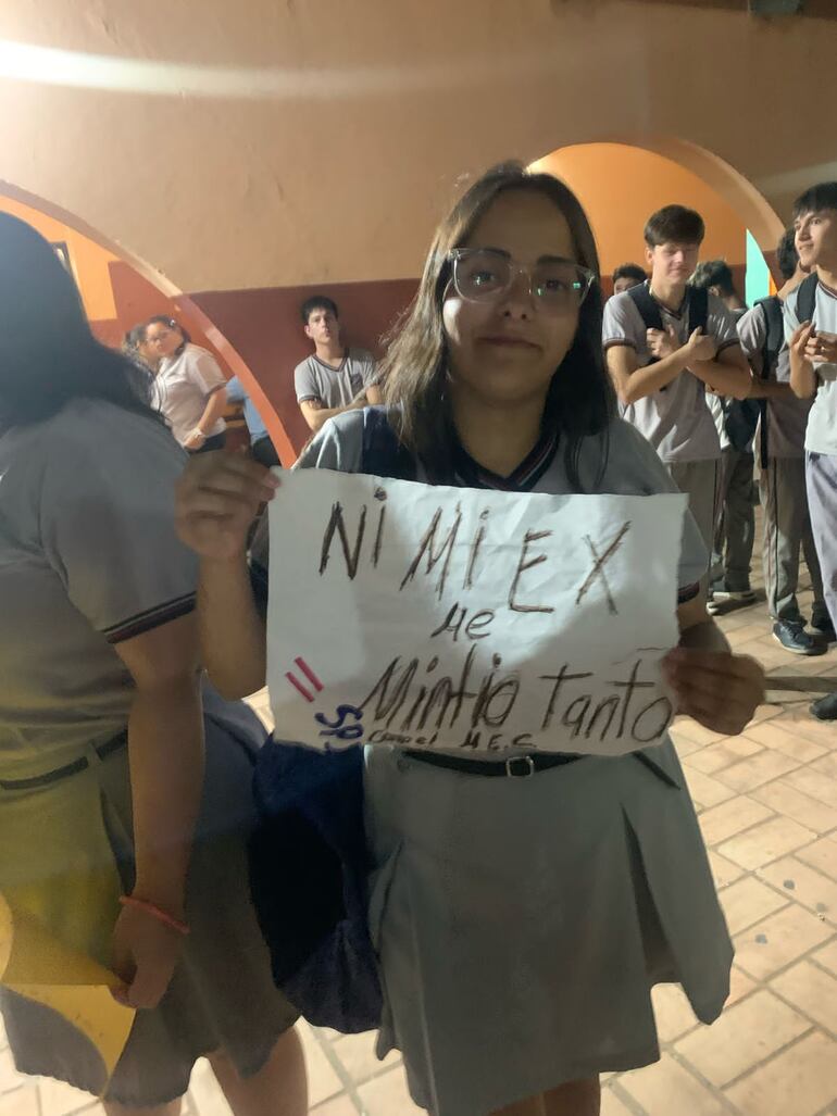 Con ingeniosos carteles, los alumnos del colegio Carlos A. López se manifestaron por la falta de kits escolares.