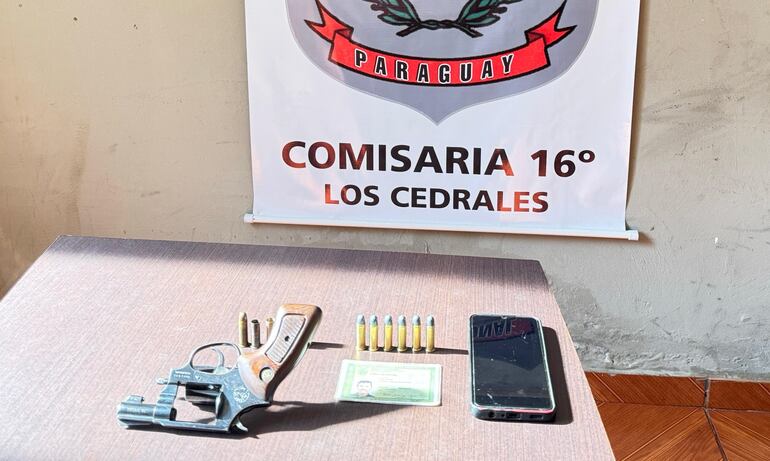 Las evidencias incautadas durante el procedimiento policial.