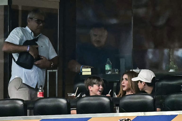 Madre e hijos disfrutaron del doblete de Messi para la selección Albiceleste. (Paul ELLIS / AFP)