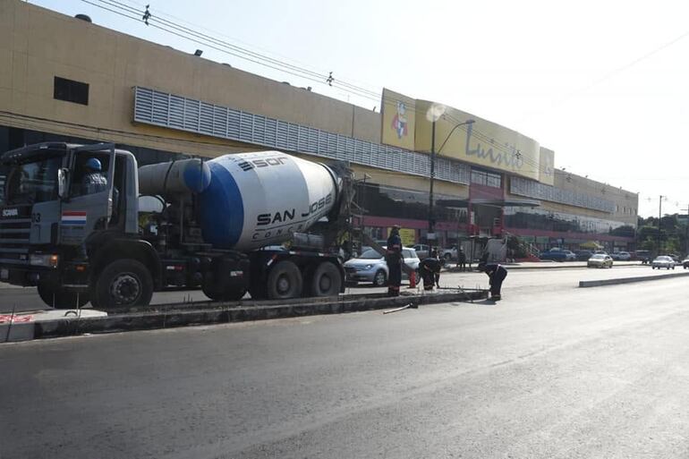 Durante la administración de Oscar Nenecho Rodríguez (ANR, HC) el ex intendente  se jactaba en sus "obras" de cerrar los giros frente a los supermercados.