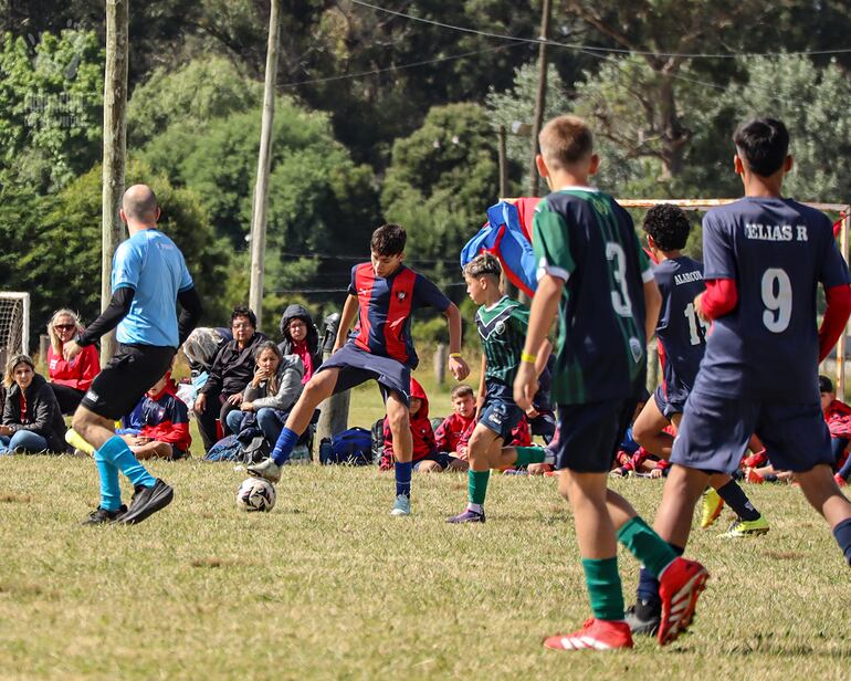 Uno de los jugadores del CCP domina el balón ante la atenta mirada de sus compañeros y rivales.
