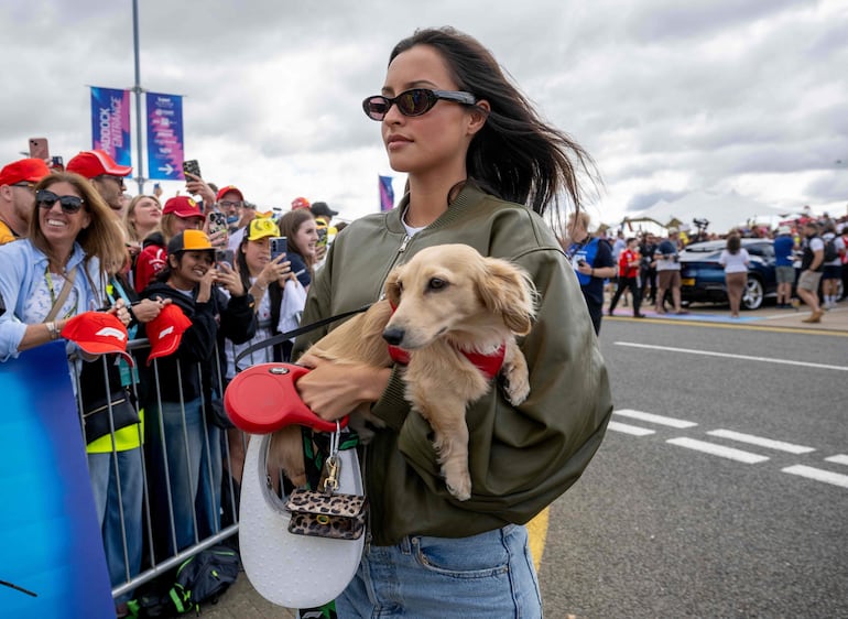 Alexandra Saint Mleux y el perrito Leo, fans incondicionales de Leclerc, presentes en Silverstone - Gente