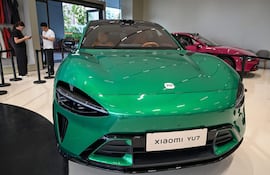 Un auto Xiaomi YU7 se exhibe en una sala de exposición de una tienda Xiaomi en Nanjing, en la provincia de Jiangsu, al este de China, el 26 de junio de 2025.