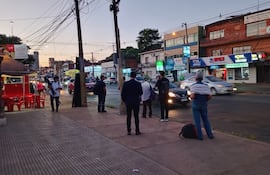 Usuarios del transporte público en la zona de Calle Última esta mañana.