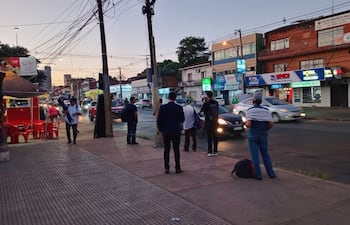 Usuarios del transporte público en la zona de Calle Última esta mañana.
