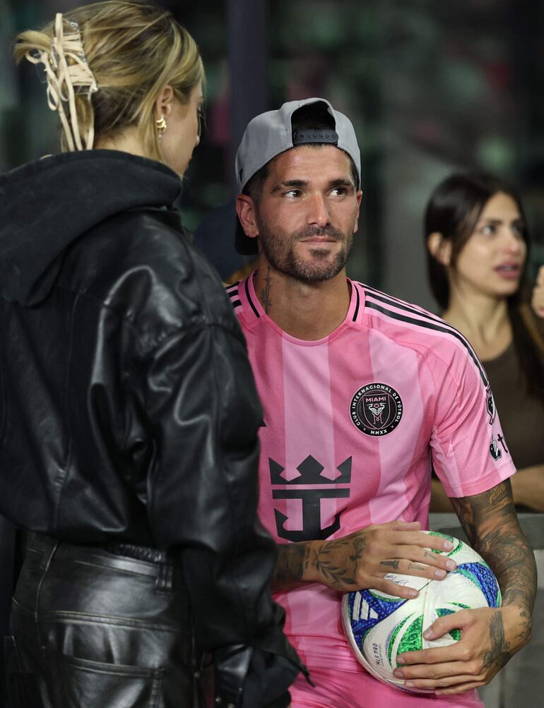 Tini Stoessel observa enamorada a Rodrigo De Paul, el número 7 del Inter Miami CF. (Carmen Mandato/Getty Images/AFP)