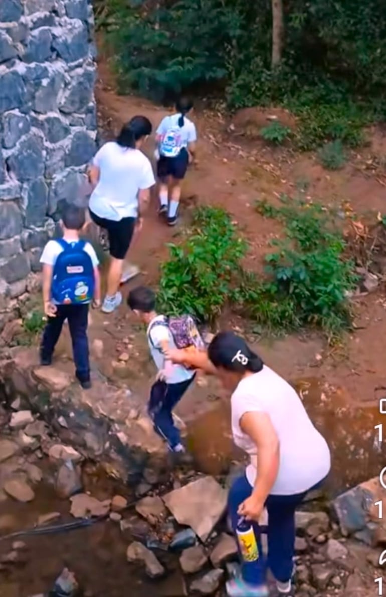 Los padres deben acompañar a sus hijos para cruzar por la zona donde la obra del puente quedó paralizada.