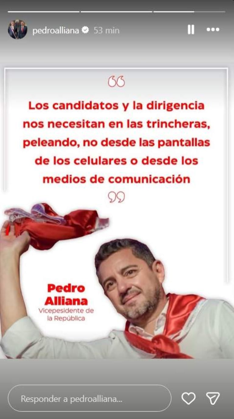 Pedro Alliana en el centro levantando un pañuelo rojo, con un fondo sencillo, transmitiendo un mensaje político claro sobre participación activa.