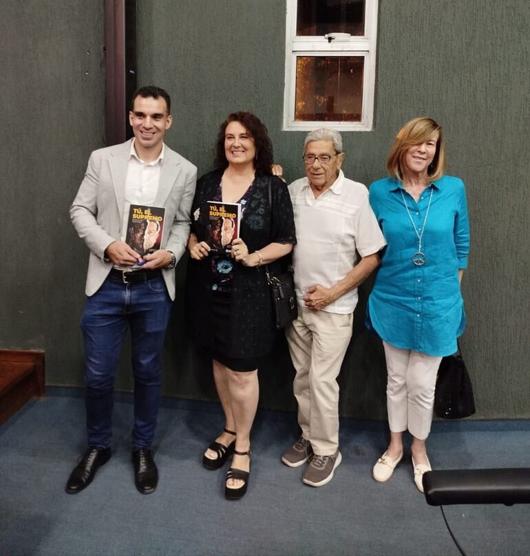 Irina Ráfols con los escritores Ricardo Loup, Feliciano Acosta y Lourdes Espínola en la Biblioteca del Congreso, 2024