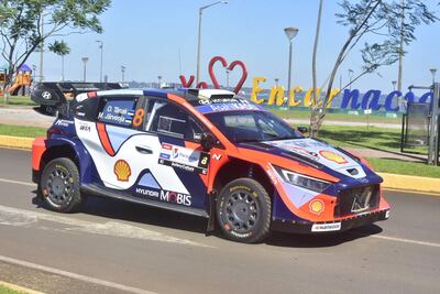 El Hyundai Rally1 del vigente campeón del mundo, el belga Thierry Neuville, recorriendo las calles de la Costanera de Encarnación.