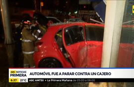 Automóvil fue a parar contra un cajero