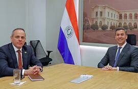 El contralor Camilo Benítez y el presidente de la República Santiago Peña.