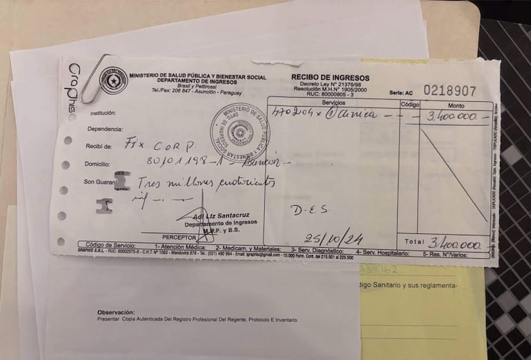 Recibo del Ministerio de Salud en oficina, con detalles de transacción y datos de contacto del departamento correspondiente.