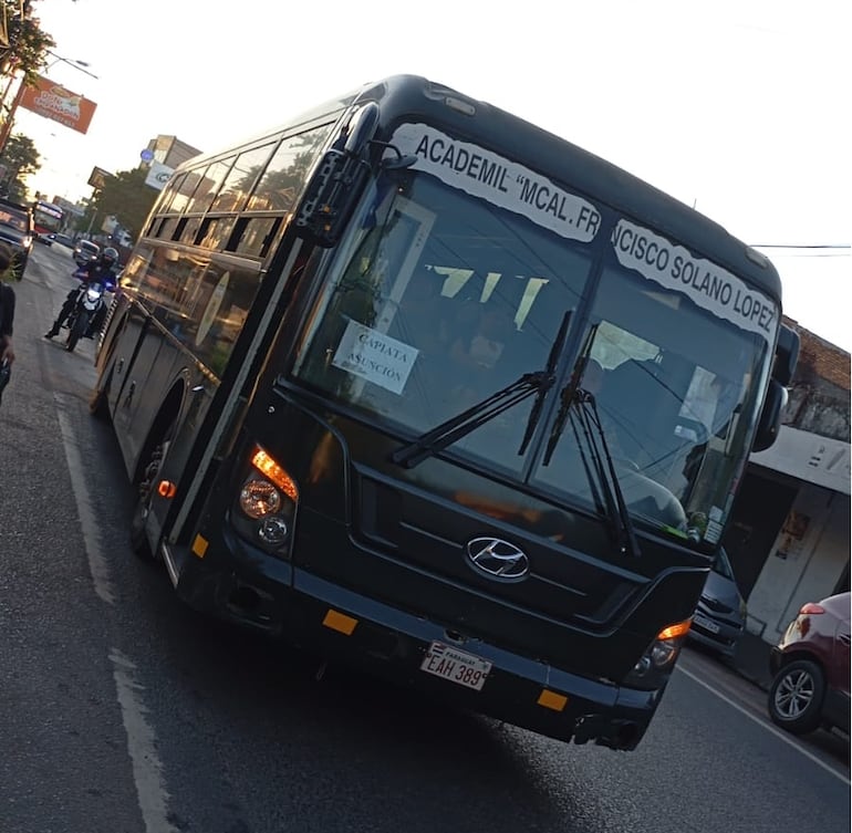 Los buses de las Fuerzas Armadas ya recorren las calles este domingo, ante el paro del sector transportista.