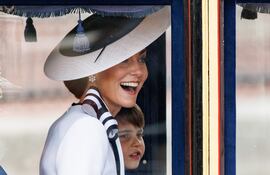 La princesa de Gales, Catherine, o Kate Middleton para el pueblo, reapareció en un midi blanco.