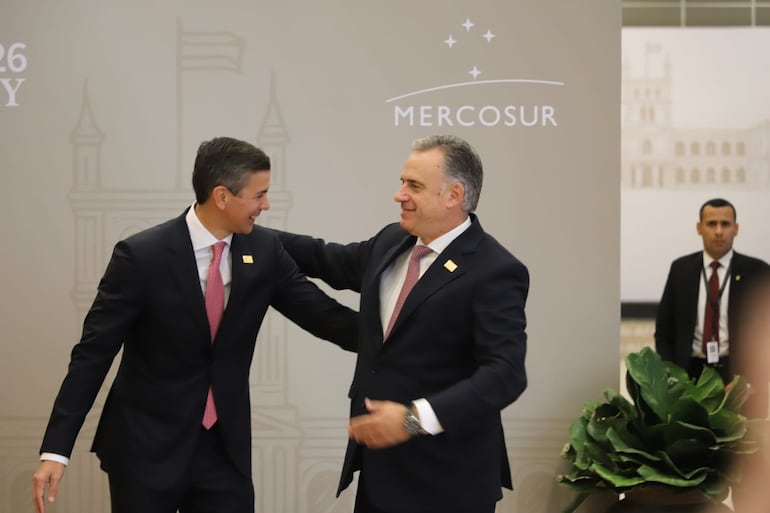 El presidente Santiago Peña y el presidente de Uruguay Yamandú Orsi en la cumbre del Mercosur 2026 en la ciudad de Luque.