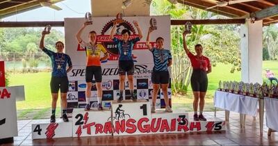 Silvia Rodas (c) encabeza el podio de la categoría Élite de ganadoras de la Copa Paraguay.