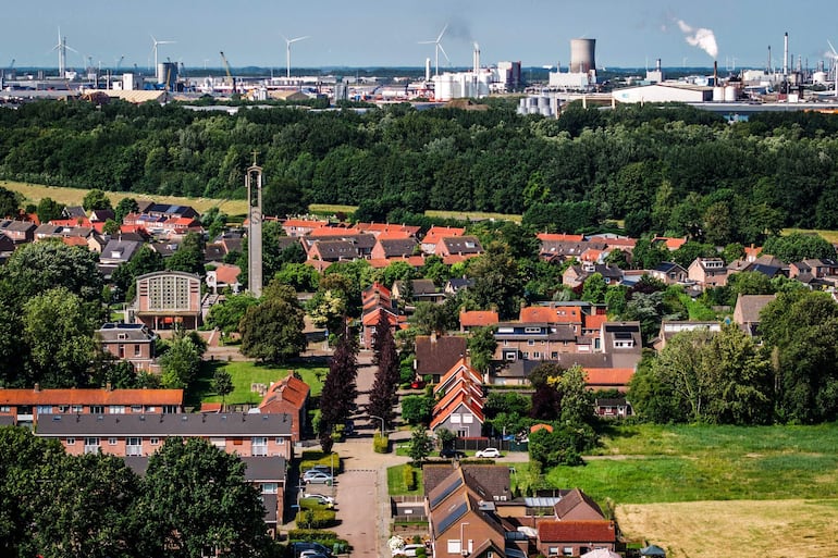 Esta vista aérea muestra el pueblo de Moerdijk, a unos 20 kilómetros al sur de Róterdam, el 22 de junio de 2026.